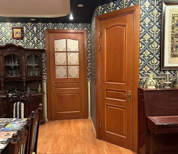 Elegant In The Center *