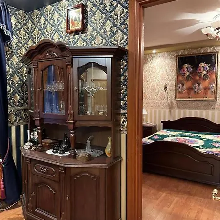 Elegant In The Center *