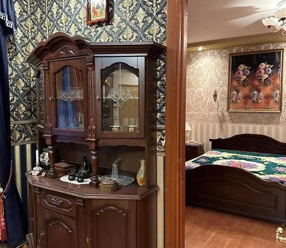 Elegant In The Center *